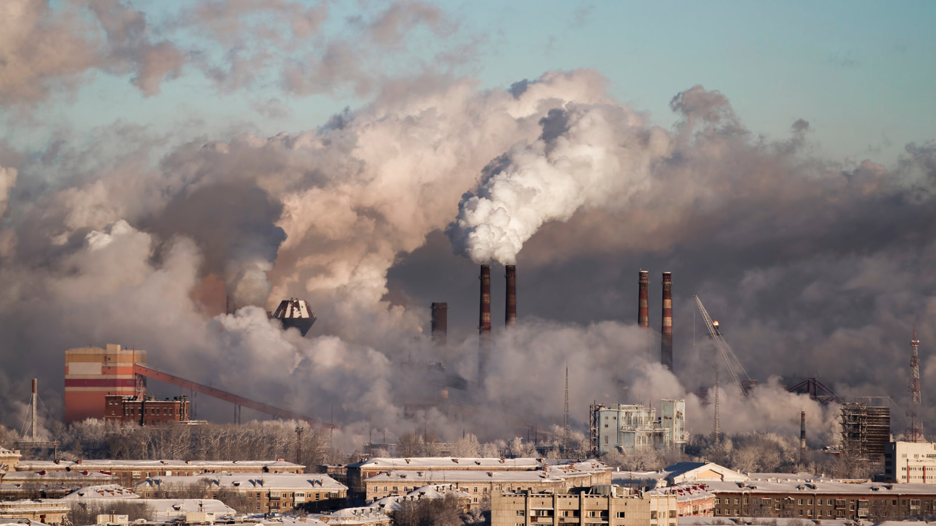 Przyczyną smogu w mieście jest m.in. spalanie paliw kopalnych.