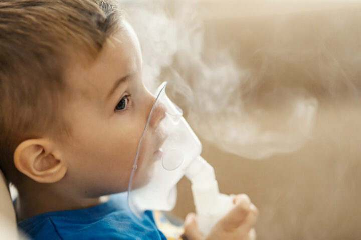Chłopiec cierpiący z powodu astmy.